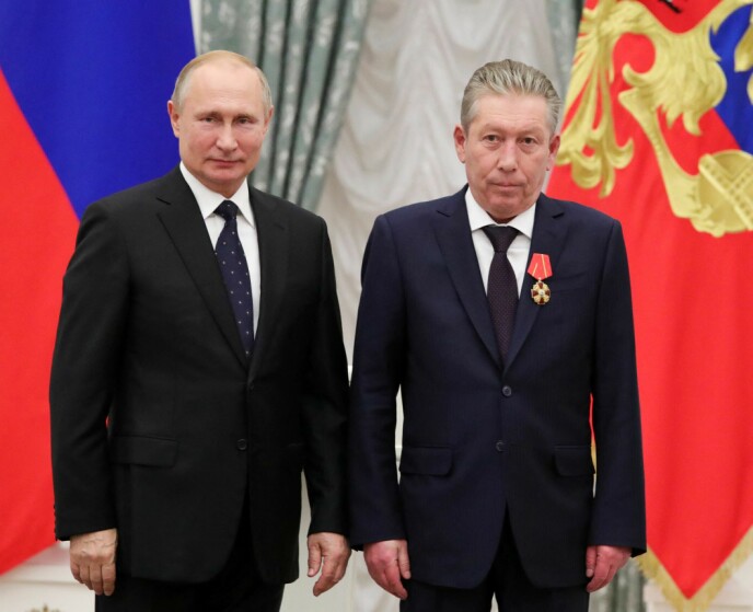 DREPT: President Vladimir Putin og tidligere styreformann i Lukoil Ravil Maganov ved en tilstelling i Kreml. Maganov dde i forbindelse med alvorlig sykdom. Foto: AFP/NTB.