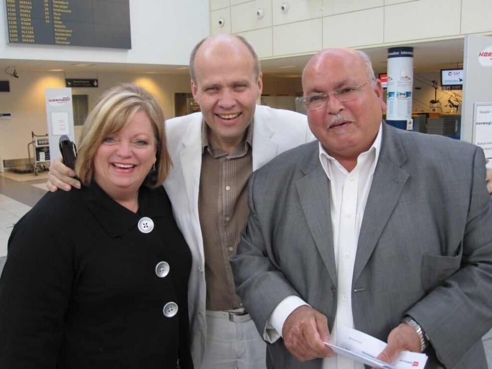 Jan-Aage Torp oversatte Saadas tale under Norge IDAGs sommerstevne p Bildy i 2009. Her er han avbildet sammen med Saada og hans kone.
 Foto: Arkiv