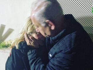 Netanyahus kone omringet hos frisren: - Sarah min elskede kone, jeg er glad du kom hjem trygt