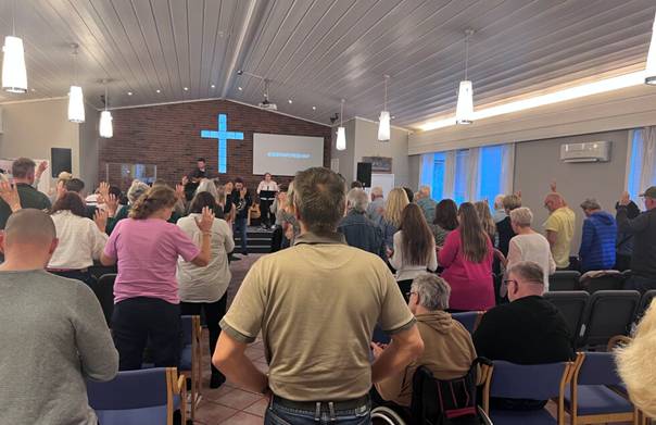 Tertnes bedehus: Det var mye folk til stede da Sebastian Mehlen delte fra livet sitt under EUTFs stevne i sane.
 Foto: Trine Over Hansen