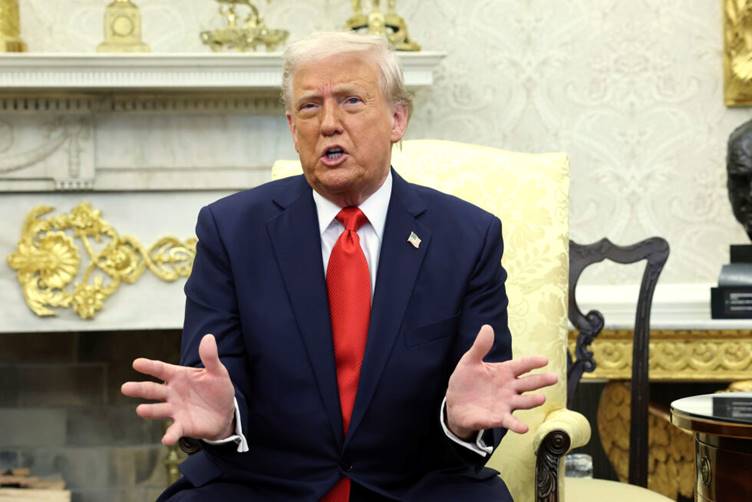 President Donald Trump taler under et mte med El Salvadors president Nayib Bukele i det ovale kontoret i Det hvite hus i Washington, mandag 14. april 2025.
 Foto: Pool via AP/NTB