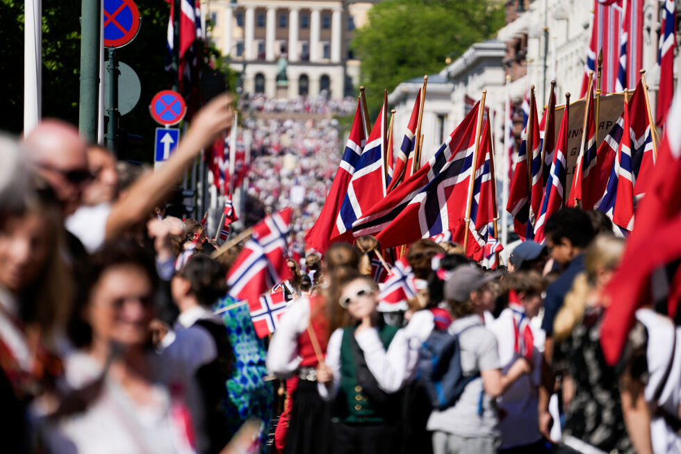 VRT KORSMERKTE FLAGG: Flagget minner oss om at en skole med salmesang og de ti bud beskyttet oss. Velger man det bort, m vi ha bevpnet politi i stedet.
 Foto: Javad Parsa / NTB