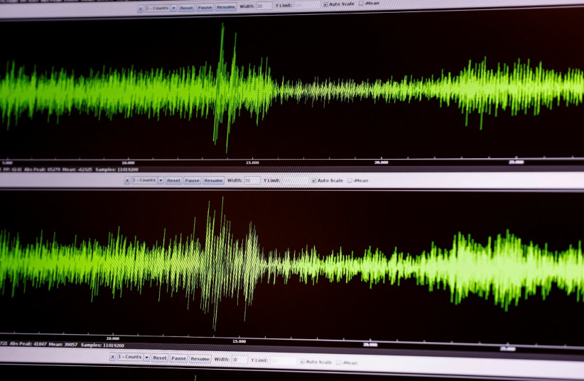  Seismic waves are seen on a screen during a demonstration of an earthquake early warning system which triggers sirens if a nationwide network of 120 seismic monitoring stations detects a strong earthquake, at the Geological Survey of Israel in Jerusalem.  (credit: AMIR COHEN/REUTERS)