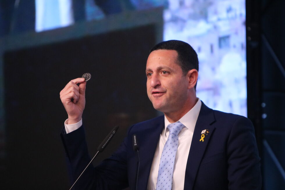STOCKHOLM: Knesset-representant Ohad Tal hadde med 2000 r gammel mynt.
 Foto: Trine Over Hansen