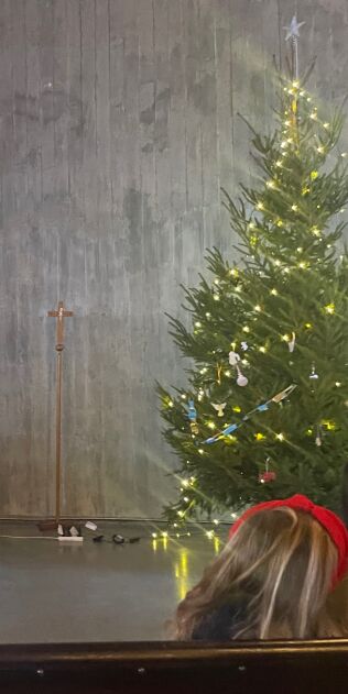 Juletreet var pyntet i Snarya kirke.
 Foto: Anita A. Sle