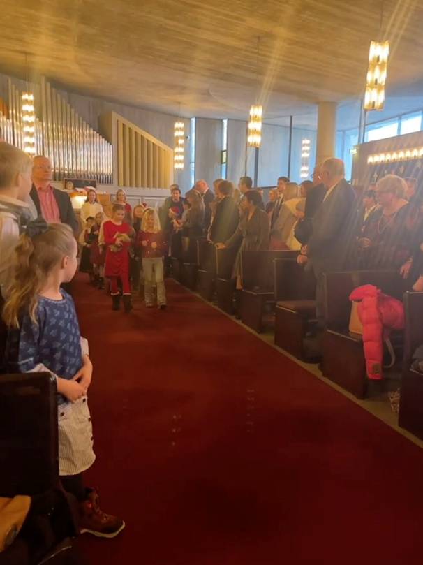 Prosesjon p vei inn og ingen ledig plass i Snarya kirke 1. juledag.
 Foto: Anita A. Sle