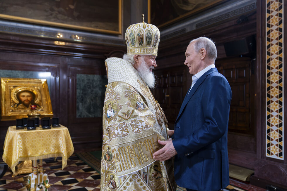 World Russian People's Council, ledet av patriark Kirill har uttrykt at den spesielle militroperasjonen i Ukraina ikke er noe mindre enn en hellig krig der Russland oppfyller oppdraget som Tilbakeholderen. Her er patriark Kirill sammen med Russlands president Vladimir Putin 7, januar 2025.
 Foto: Oleg Varov/ Russian Orthodox Church Press Service via AP/NTB