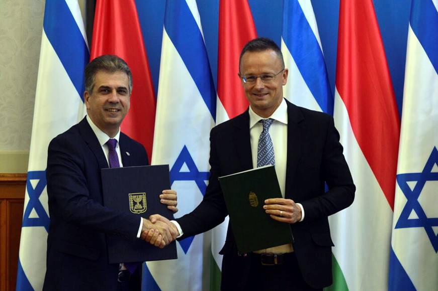 Ungarns utenriksminister Peter Szijjarto (til hyre) og Israels utenriksminister Eli Cohen etter en avtaleinngelse i Budapest, onsdag 31 mai. 2023. Under Israels pgende militroperasjoner p Gazastripen er det ikke mange som hever stemmen sin med sttte p den internasjonale politiske arenaen, men Peter Szijjarto gjr det.
 Foto: Attila Kovacs/MTI via AP/NTB.