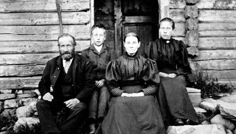 Nordmenn var p slutten av 1800-tallet mye mindre rike enn vi er i dag. Men var de dermed fattige? Kan vi ha misforsttt? Her et foto av husmann Ole Andersen med kona Tonette og barna Otto og Trine. Familien bodde p Helgya i Mjsa. (Ukjent fotograf)