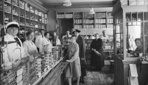 Fra J. Weydahls kolonialforretning p Tyen i Oslo. (Foto: Anders Beer Wilse / Oslo bymuseum)