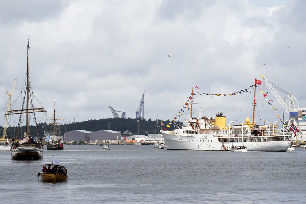 Skipet Restauration og Kongeskipet seiler ut. Konge- og kronprinsparet deltok på markeringen av 200-årsjubileet for utvandringen til Amerika i Stavanger.
Foto: Fredrik Varfjell / NTB