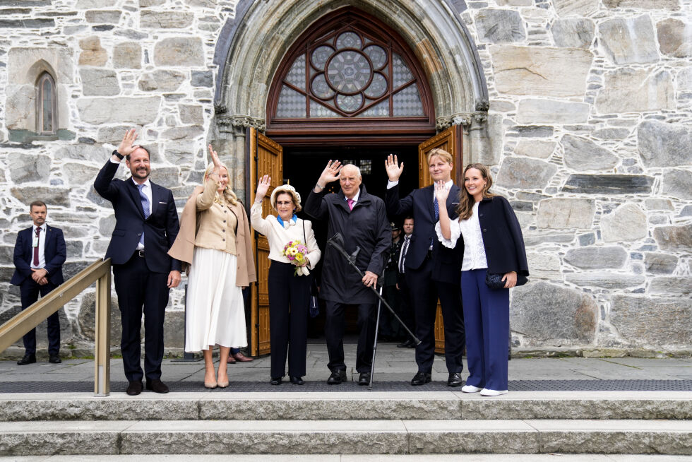 Kong Harald, dronning Sonja, kronprins Haakon, kronprinsesse Mette-Marit, prinsesse Ingrid Alexandra og prins Sverre Magnus utenfor domkirken i Stavanger.
Foto: Fredrik Varfjell / NTB
