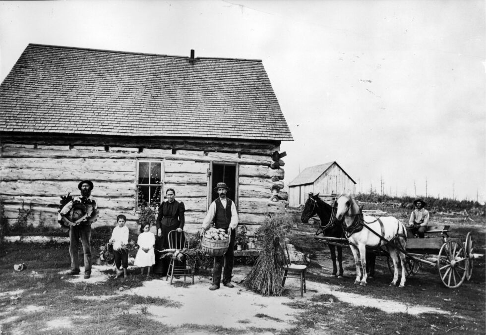 Over 800.000 nordmenn utvandret til USA i de hundre årene som gikk etter 1825. Her er norske utvandrere på en gård i Minnesota i 1895. Huset er laftet i norsk stil.
Foto: Utvandrermuseet / Nasjonalbiblioteket / Handout / NTB