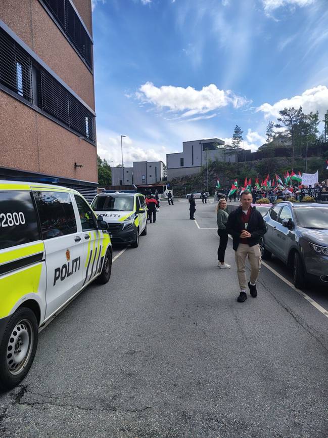 Politi og et hundretalls demonstranter møtte opp under Konservativts konferanse i Credokirken i Bergen torsdag.
Foto: Solveig Apelthun