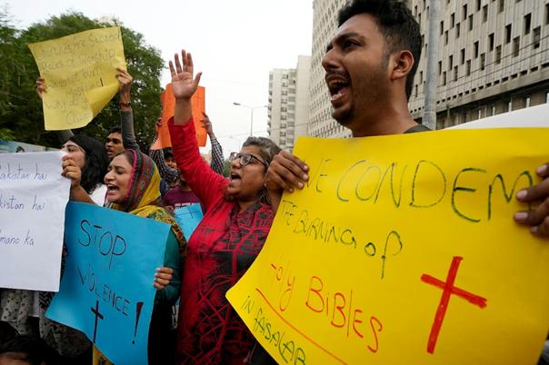 Flere kristne forfølges på verdensbasis. Bildet viser kristne som fordømmer et angrep på kirker øst i Pakistan i 2023. Landet er nummer åtte på Åpne Dørers rangering.