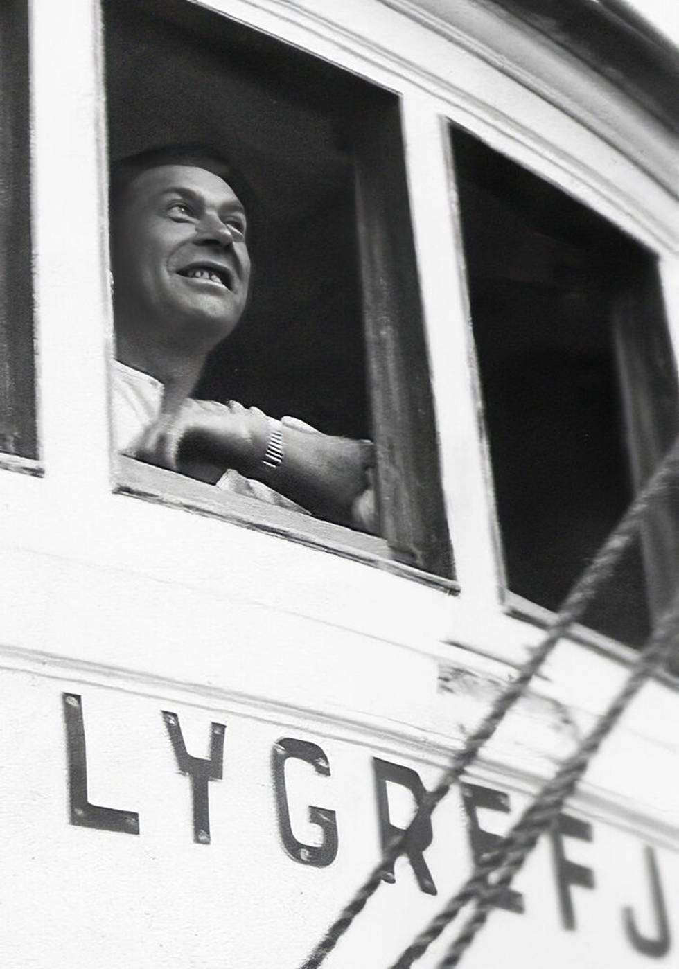 SKIPPAR: Jens Lønøy (1904–1972) i styrehuset på «Lygrefjord».
Foto: Bilete utlånt av Steinar Lønøy.