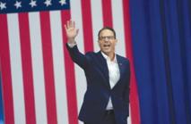 PENNSYLVANIA GOV. Josh Shapiro inntar scenen på et valgmøte for Kamala Harris og Tim Walz, i Philadelphia, forrige uke. Shapiro kan vise at han ikke trekker seg tilbake fra sitt livslange oppdrag med å hjelpe jøder og andre i nød, sier skribenten. (kreditt: KEVIN LAMARQUE/REUTERS)