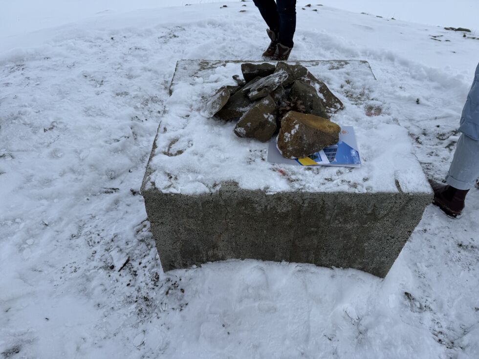 Symbol: 12 steiner på
alteret.
Foto: Trine Overå Hansen