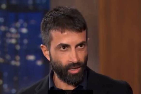 SNAKKET RETT FRA LEVRA: Glimt fra intervjuet Dr. Phil hadde med Mosab Hassan Yousef, lagt ut p X, tidligere Twitter.
 Foto: Skjermdump