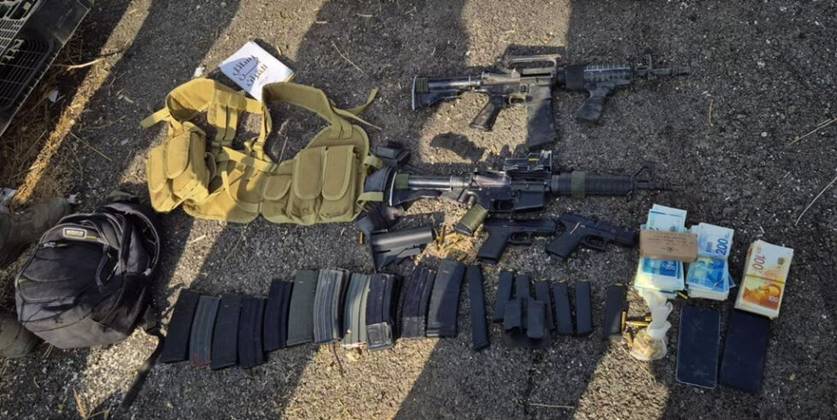 M16-rifler, et hndvpen, patroner, eksplosiver, gassgranater og terrorutstyr verdt tusenvis av shekel ble funnet i terroristenes kjrety og p dem.
 Foto: IDF