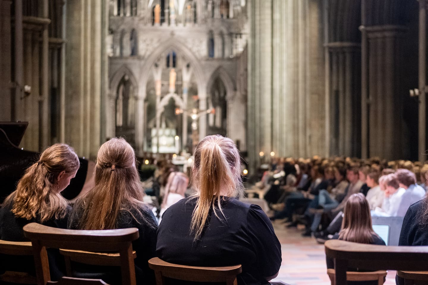 Nidarosdomen ble for liten: 50 til 100 personer kom ikke lenger enn til katedraldøra under Student-KRIKs førjulsgudstjeneste i fjor.