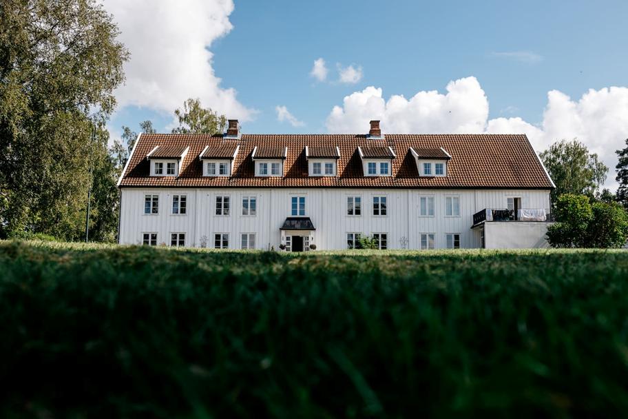 Til sak om overgivelse til Gud. Tatt på Grimerud Gård, hjem til Ungdom i Oppdrag (UIO), også kjent som Youth With A Mission (YWAM).