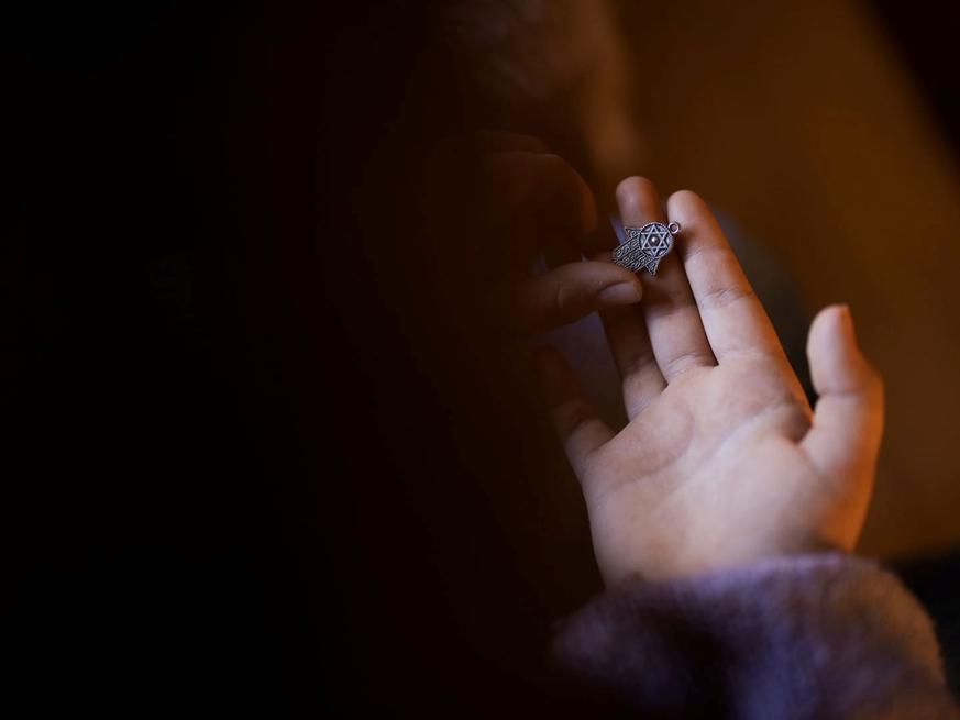 Hovudsak om jødiske barn som opplever mobbing eller antisemmitisme. Kira.