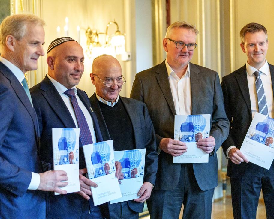 Statsminister Jonas Gahr Støre og kommunal- og distriktsminister Erling Sande la fram ny handlingsplan mot antisemittisme.