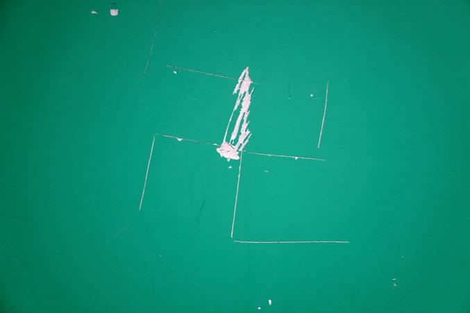 I 2019 fikk taggen «Jews are not people» stå i flere måneder på Majorstuen skole i Oslo. I år har et hakekors fått stå siden januar. Maja Haaland og Maya Kristoffersen synes at skolen gjør for lite for å bekjempe antisemittisme.