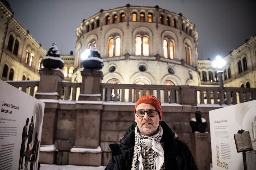 En av pressetalspersonene for aksjonen, Fredrik Glad-Gjernes, sammen med aksjonsgruppa for Palestina som setter opp telt foran Stortinget. De startet onsdag kveld en fasteaksjon og har fremmet en rekke krav. Foto: Annika Byrde / NTB