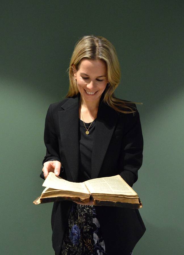 TIDSSKILLE: Generalsekretær Heidi Sandvand Hegertun i Misjonsalliansen blir tankefull når hun blar i grunnleggeren og sambygdingen Ludvig Eriksens bibel. Nå trekker organisasjonen seg ut av landet der Eriksen var pionermisjonær.
Foto: Stein Gudvangen, KPK.