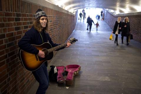 Bekymret: - Folk har ikke kontanter lenger. Det merker jeg veldig godt, sier gatemusikant Jarle Johannessen (59).