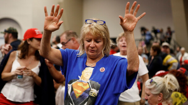 BER FOR TRUMP: En Trump-tilhenger ber under mens den daværende presidenten taler til evangeliske tilhengere i Miami, Florida, 3. januar, 2020. Foto: EVA UZCATEGUI