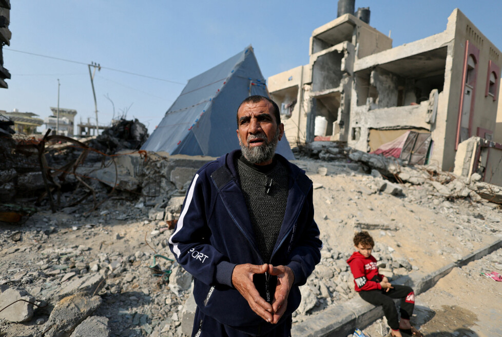 POST-APOKALYPTISK: Palestineren Hamada Abu Sleyma står framfor teltet sitt i Rafah, sør på Gazastripen. Konen, alle de seks barna og to av barnebarna hans ble drept i et israelsk angrep. Foto: IBRAHEEM ABU MUSTAFA