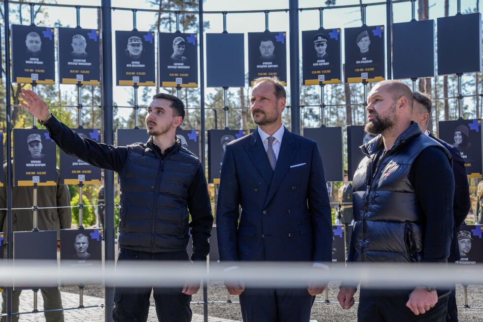 Kronprins Haakon ved «Seiersenglene», et minnesmerke for falne soldater i Mosjtsjun.
Foto: Heiko Junge / NTB